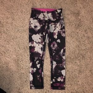 WUNDER UNDER LULULEMON CROPPED PATTERNED LEGGINGS